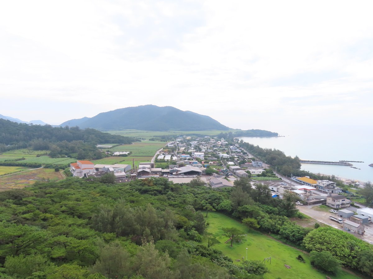 tabiringu's tweet photo. 伊平屋島は細長い山がちな島で、離島ながら標高300ｍ近い山もある。水が豊富なので沖縄で珍しい水田があり、早くも収穫の時期だった。 https://t.co/MX2e0vYtVX