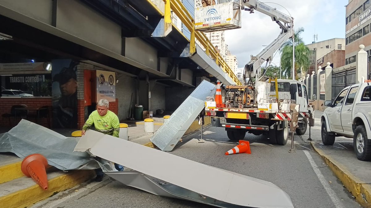 MarvinBeisbol's tweet photo. Actualización del caso del elevado de los Ruices: 

Ya fue retirada la lámina. https://t.co/mrRJXJg7sU