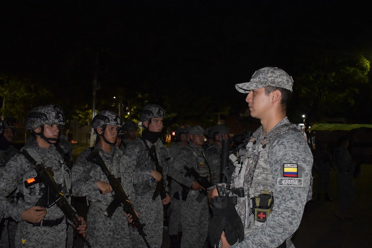 FuerzaAereaCol's tweet photo. Durante el fin de semana, patrullajes terrestres fortalecen la seguridad en #PuertoSalgar y #LaDorada, como resultado del trabajo coordinado entre su #FuerzaAeroespacial🇨🇴, @COL_EJERCITO y @PoliciaColombia.
➡️https://t.co/BCVPw7Jdii
#AdAstra🚀
#ProtegemosLaVida https://t.co/KxlIyNGtyl