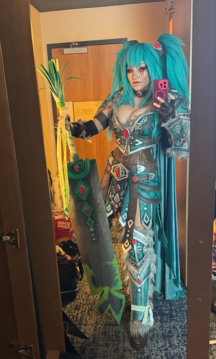 JessicaNigri's tweet photo. Barbarian Miku Hatsune 💪 https://t.co/gwLGxGbM88