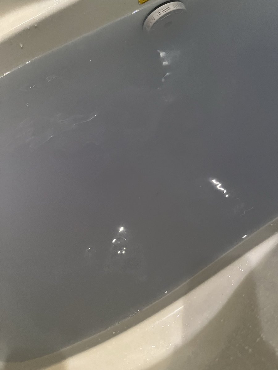 kuro_hanako's tweet photo. 夫くんがコンビニで衝動買いしたバスボム

からの湯船の色
そして出てきたチャーム https://t.co/r5jwc6T9gB