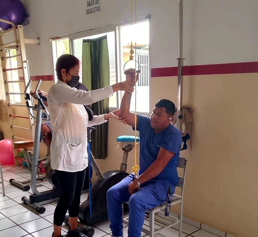 cubacooperaven's tweet photo. Con profesionalismo y amor, la Brigada Médica Cubana en Anzoátegui garantiza salud. Desde el CDI Tito González Heredia en Rayos X hasta el SRI Salvador de la Plaza con terapias que devuelven bienestar, reafirmamos nuestra solidaridad inquebrantable con Venezuela. 🇨🇺#CubaPorLaVida https://t.co/45OdYxwLr4