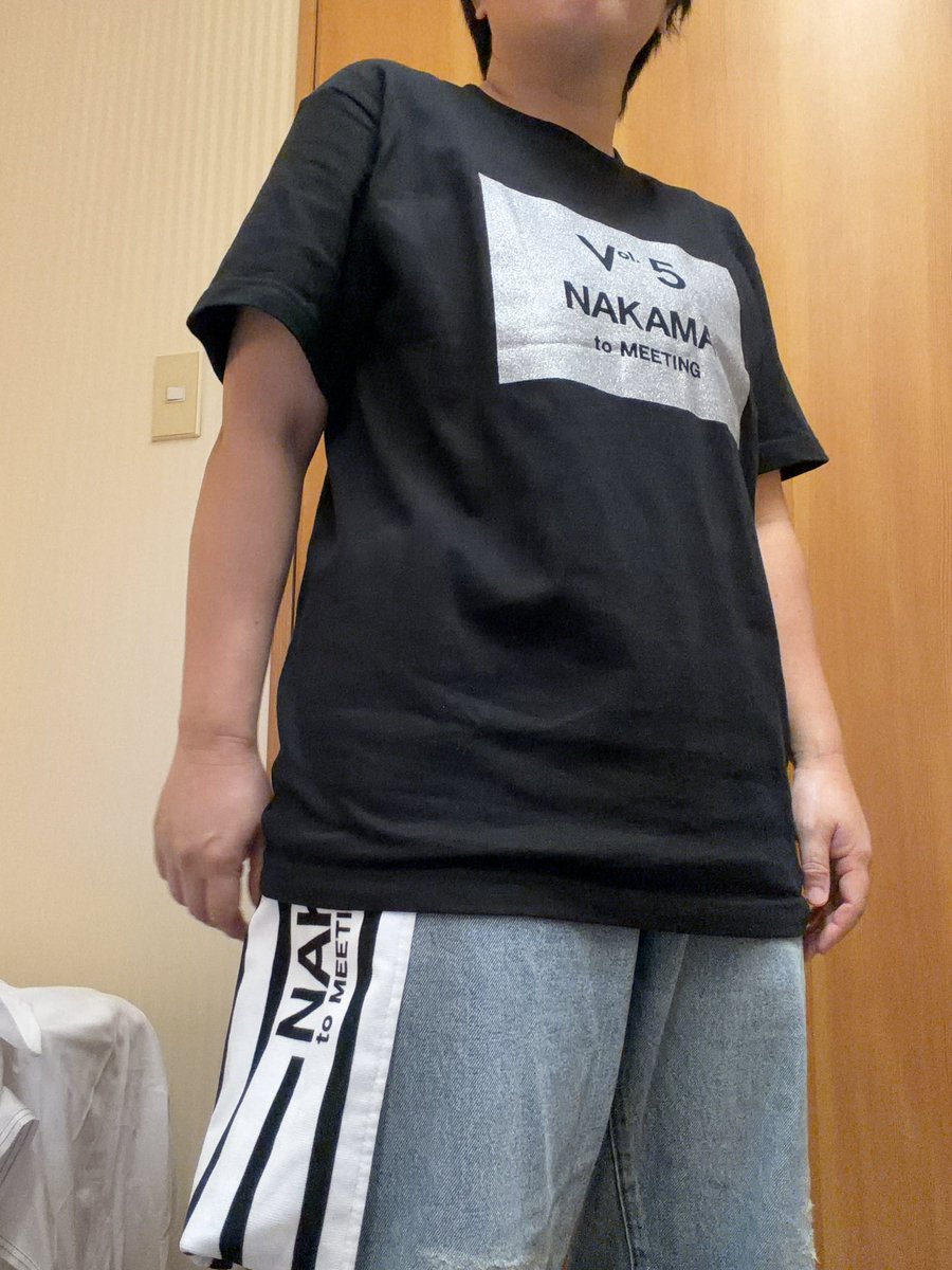 405mimap's tweet photo. パーカーのサイズ感こんな感じ👏
これは使える！
オマケに他のグッズ身に付けてファッションショーしてみた😁 https://t.co/hMmcH7AZYW