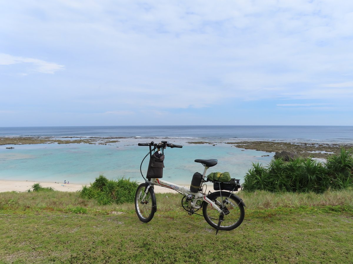 tabiringu's tweet photo. 伊平屋島を一周。途中に洞窟があったりと見どころが随所にある。島は山がちだが周回道路は平坦で海を見ながら走る。一周40kmと、走りごたえがある。
＃おりたたぶ https://t.co/dmez6nTCtz