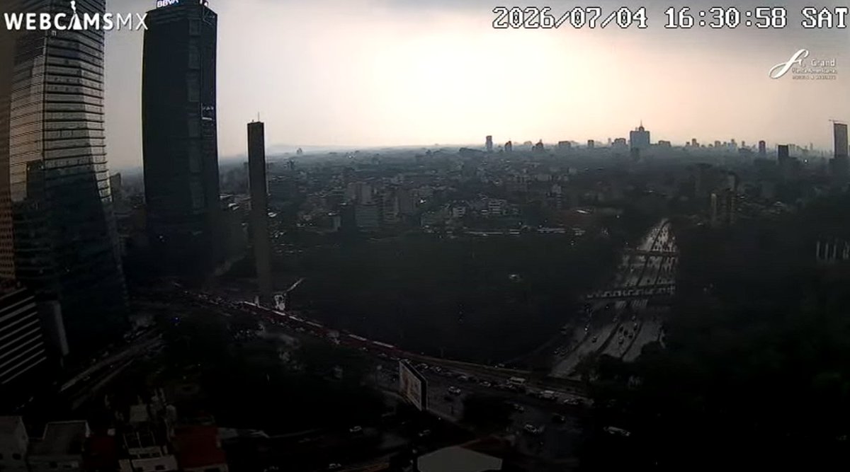 Sismoalertamex's tweet photo. ⛈️#LLUVIA | 𝗜𝗠𝗣𝗥𝗘𝗦𝗜𝗢𝗡𝗔𝗡𝗧𝗘: 𝗘𝗻 𝗺𝗲𝗻𝗼𝘀 𝗱𝗲 𝟭𝟬 𝗺𝗶𝗻𝘂𝘁𝗼𝘀 𝗹𝗮 𝗹𝗹𝘂𝘃𝗶𝗮 𝗻𝘂𝗯𝗹𝗼́ 𝗽𝗼𝗿 𝗰𝗼𝗺𝗽𝗹𝗲𝘁𝗼 𝗹𝗮 𝘃𝗶𝘀𝗶𝗯𝗶𝗹𝗶𝗱𝗮𝗱 𝗲𝗻 𝗲𝗹 𝗰𝗲𝗻𝘁𝗿𝗼-𝗽𝗼𝗻𝗶𝗲𝗻𝘁𝗲 𝗱𝗲 𝗹𝗮 𝗖𝗗𝗠𝗫 | Fotos: @webcamsdemexico 

Desde la cámara panorámica del bosque de Chapultepec, se observa cómo la intensa lluvia cubrió por completo la zona poniente-centro de la CDMX. 

#lluvia