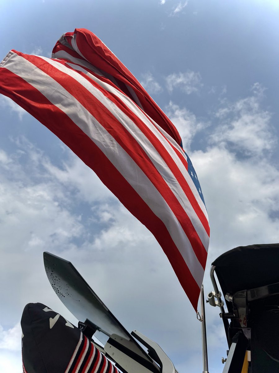 EmmaGobble1's tweet photo. On second thought, I do like to brag, cause I'm mighty proud of that ragged old flag https://t.co/1b4FVnFrtz