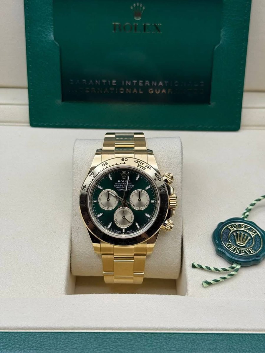 BlackGuyWatch's tweet photo. Rolex Cosmograph Daytona, Ref:126508 "John Mayer 2.0". 40mm, 18k Yellow Gold, Bright Green dial and Gold sub dials. https://t.co/zqkwnxj7sq