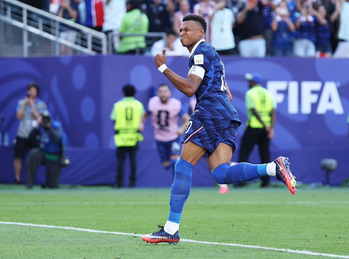 CentralDoBrega's tweet photo. Kylian Mbappé:

“Pensaram que viríamos jogar de smoking e fazer jogadas bonitinas, mas NÃO, nós também podemos jogar um FUTEBOL SUJO.  

Se tivermos que sujar as mãos, VAMOS. 

Mesmo no futebol sujo, fomos MELHORES. Eles tentaram nos atingir, mas fomos NÓS que os atingimos.” https://t.co/UCqcfV61Ql