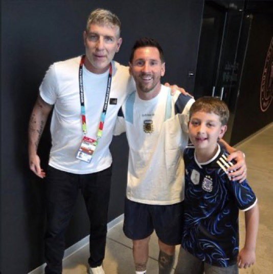 Nicoambrogi's tweet photo. Martín Palermo con Lío y Lean 👍 https://t.co/kxDpvEommj