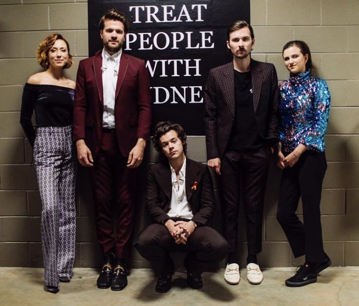 hrryshomee's tweet photo. This family just keeps getting bigger and bigger with each tour!! https://t.co/c31xGCmxAj