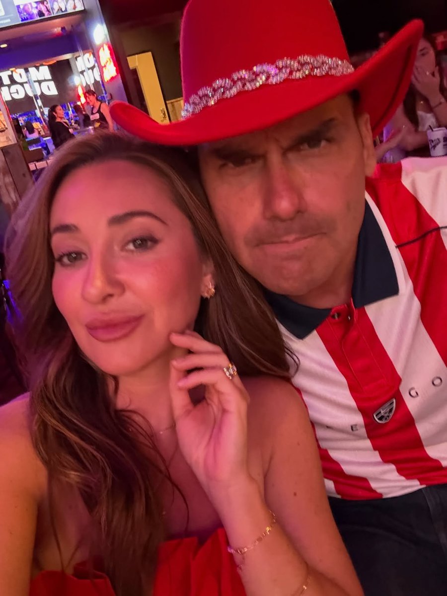 zfabrogmailcom's tweet photo. Família linda! 🥰
Prontos para celebrar os 250 anos dos Estados Unidos.
Eles tem muito a agradecer por serem tão bem acolhidos. https://t.co/eRiR8QlWAC