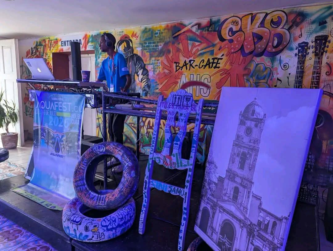 ahsjovenescuba's tweet photo. #AHSHolguin
🎶 ¡Aquafest en nuestra Casa del Joven creador!
🎧 Sesiones de música electrónica con DJ productores de Holguín y de México. Gracias a Alexei Music por hacer de nuestro espacio una de sus sedes.
#AlmaAHS
#ElArteNosUne
#AHSCuba
#ElArteNoPara
#Ahs40Años https://t.co/8UZt0aWILv