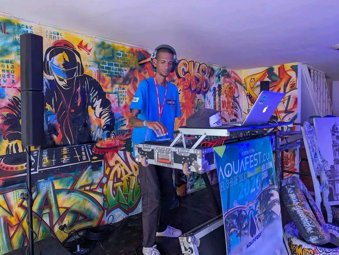 ahsjovenescuba's tweet photo. #AHSHolguin
🎶 ¡Aquafest en nuestra Casa del Joven creador!
🎧 Sesiones de música electrónica con DJ productores de Holguín y de México. Gracias a Alexei Music por hacer de nuestro espacio una de sus sedes.
#AlmaAHS
#ElArteNosUne
#AHSCuba
#ElArteNoPara
#Ahs40Años https://t.co/8UZt0aWILv
