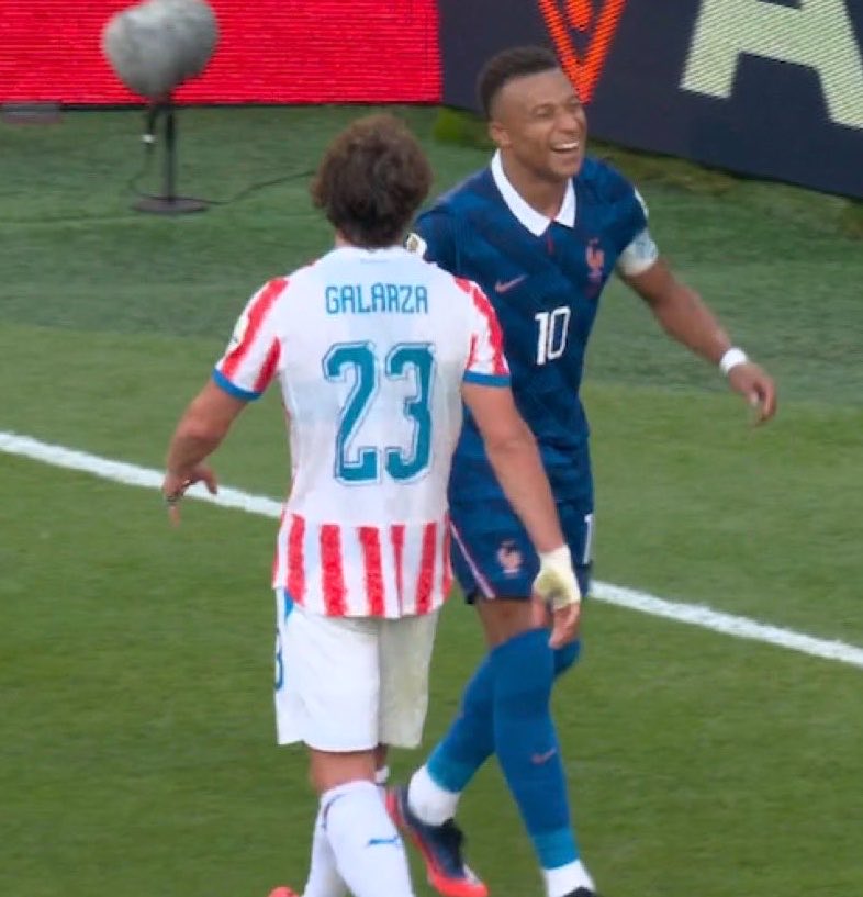 MartinoliCuri's tweet photo. Todo el partido los paraguayos quisieron provocar a Mbappé y el solo se les cagaba de risa JAJAJAJA https://t.co/0JkmtcmVh7