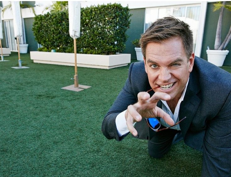 MicWeatherly1's tweet photo. "Diamonds are nothing more than chunks of that stuck to their jobs."
#ncis. https://t.co/r5B2VWNEww