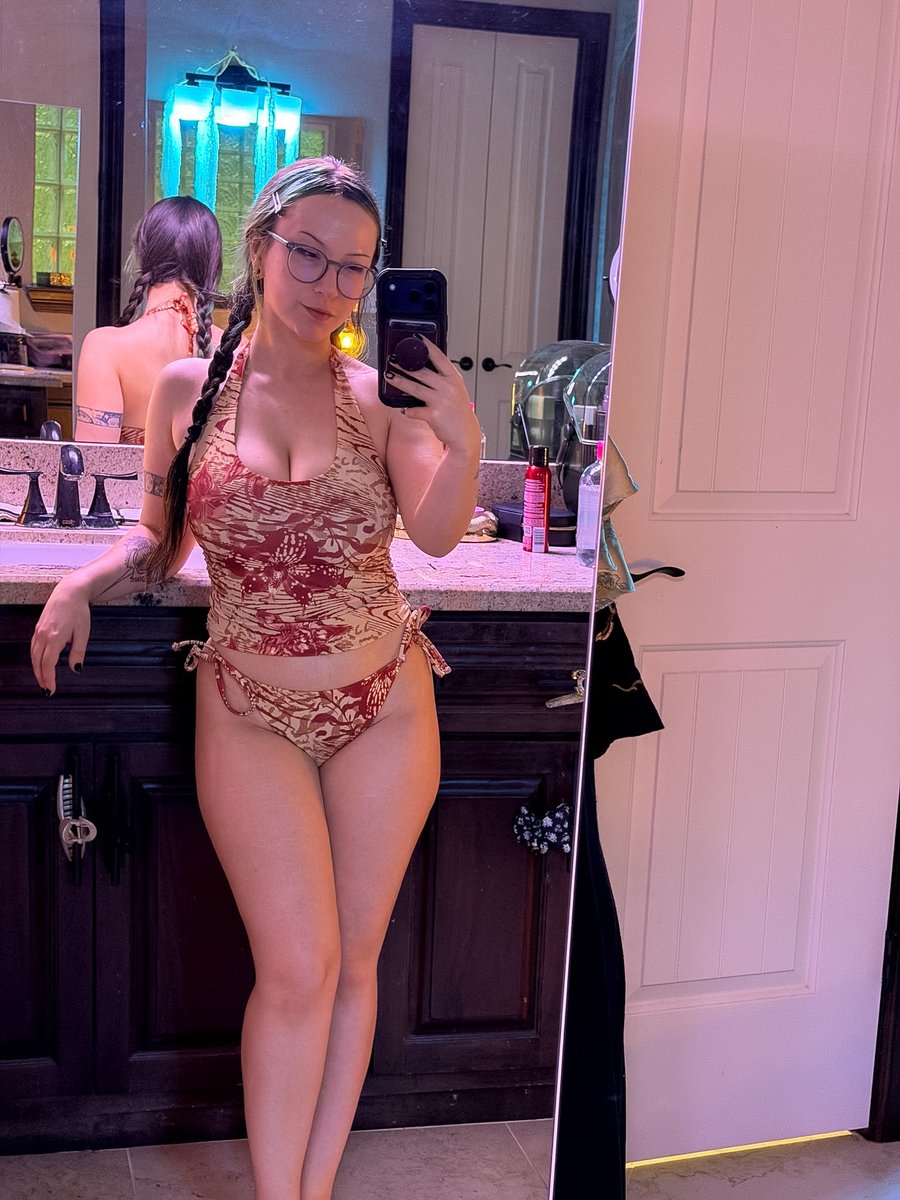 bigtittygothegg's tweet photo. I bought this bikini because it looks like torn flesh 🫪🫶 https://t.co/BMCBM7wwVh