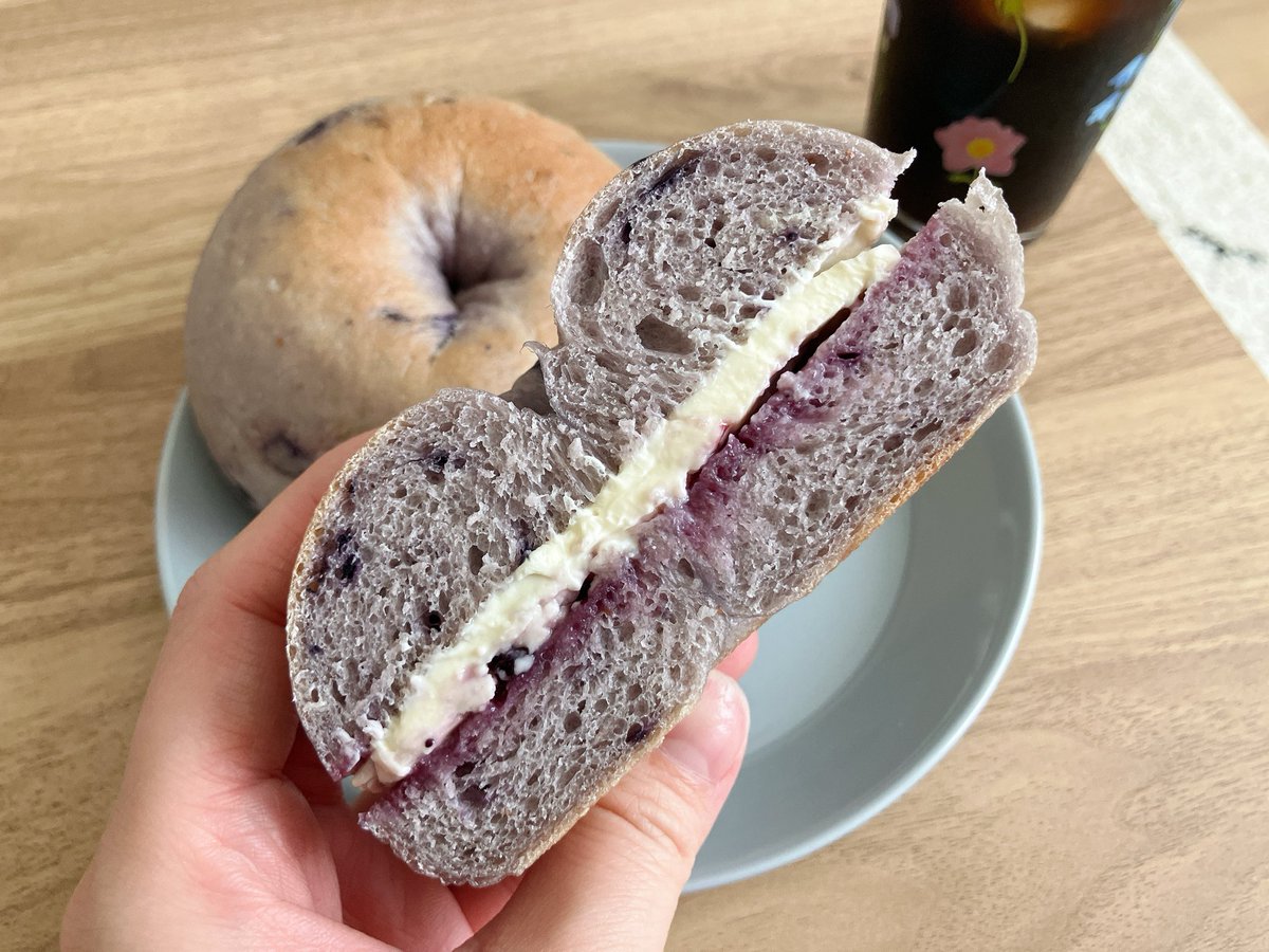 cfcf9zm's tweet photo. ブルーベリーベーグル焼いたよ🫐🥯🫐
ジャムとクリチのサンドにしてみた https://t.co/binRDscvoA
