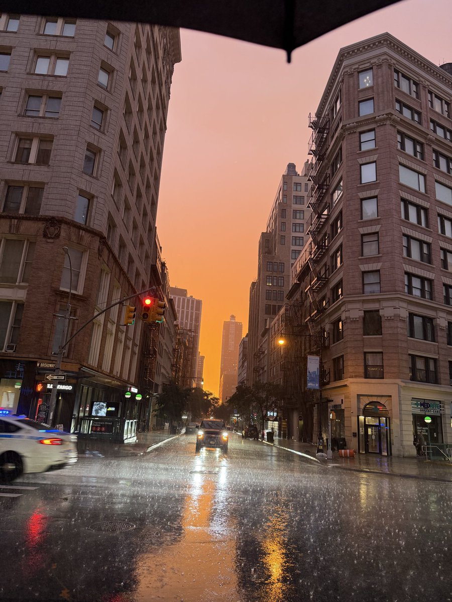 nodnew412's tweet photo. Da sunset #NYC https://t.co/EaXvCFByBX