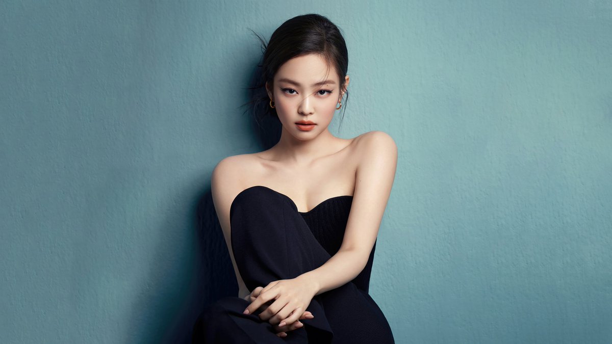 PopEmpirex's tweet photo. JENNIE was left speechless while performing in Poland as fans were chanting her name.

She then talked and said:
"I'm so honored to be here, i've been waiting for this moment for so long in my life, i'm just so grateful, it's just so fun i can't express it i love you guys"

She then said "I love you" in Polish and the crowd went crazier.