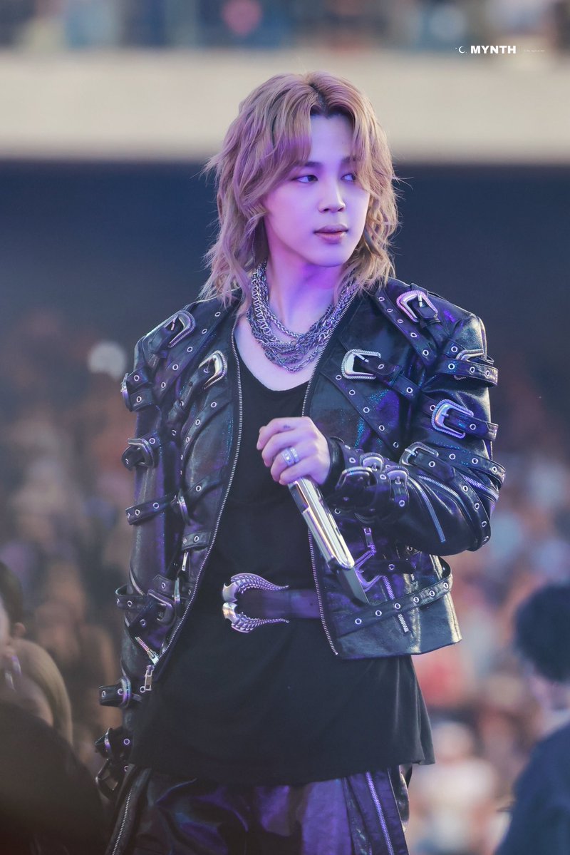 6dThami's tweet photo. @K_GEN_france Heureusement que Jimin a vu la jeune fille faire un malaise et a directement arrêté le concert et demandé de l'aide d'urgence. Il accorde beaucoup d'attention à ses fans, respect Jimin 💛 https://t.co/W9R87uX0j9