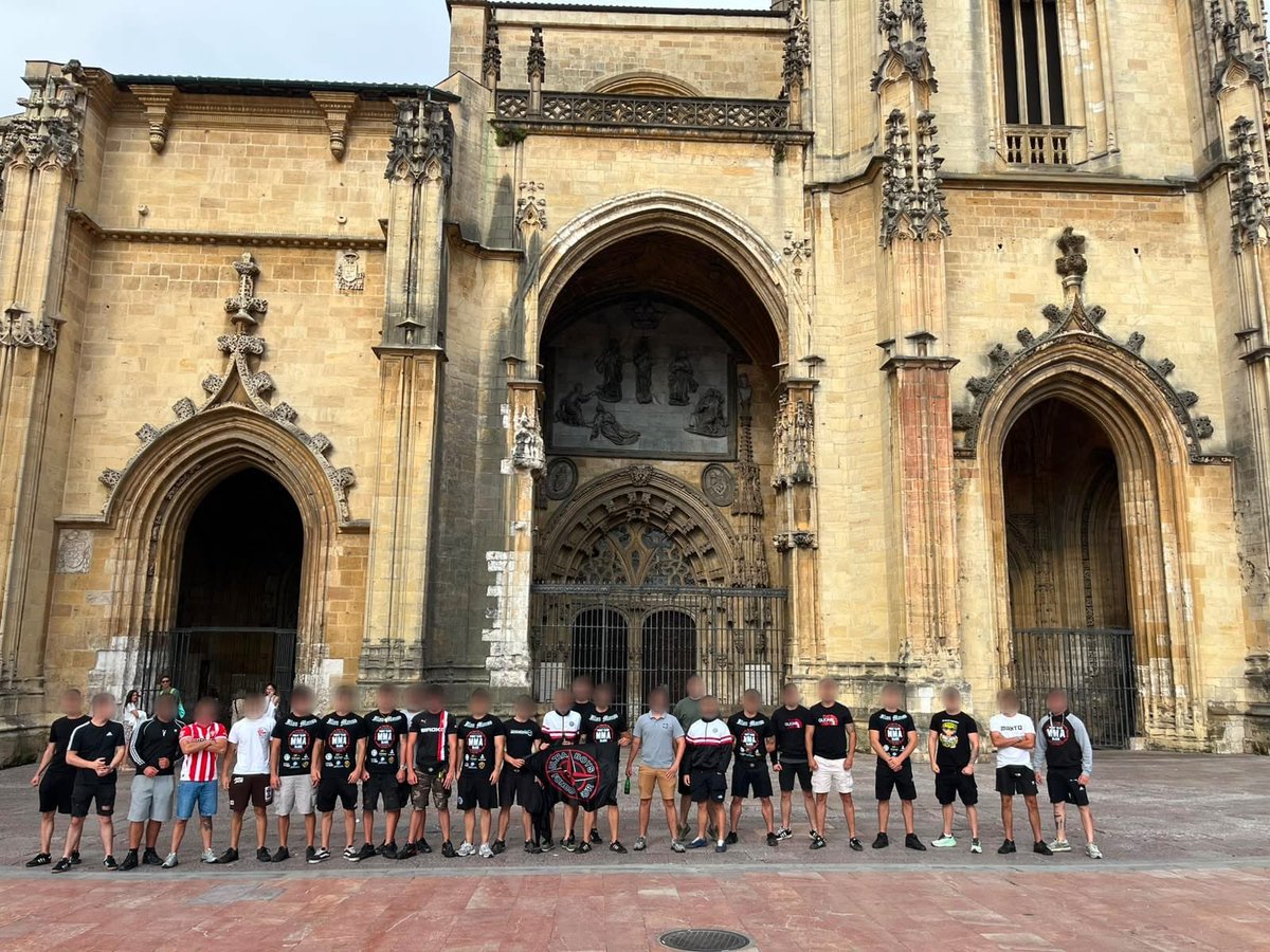 UltrasPresent's tweet photo. ¿Vacaciones? Para algunos grupos no hay.

Gente de Ultra Boys (Sporting de Gijón) 🔴⚪️🇪🇸 presentes en Oviedo el pasado Viernes como motivo del pesaje de compañeros por una velada de MMA 🥊 https://t.co/I3NB5k0ghI