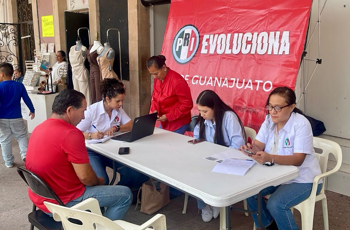 PRIGTO's tweet photo. En #CdManuelDobladoGto nuestra campaña de afiliación al @PRI_Nacional un éxito. Numerosos ciudadanos se suman a nuestras filas y refrendan su militancia, como nuestro alcalde @alfaro_adolfo 
#SomosPRI #PRIGto https://t.co/zAesD7iin2