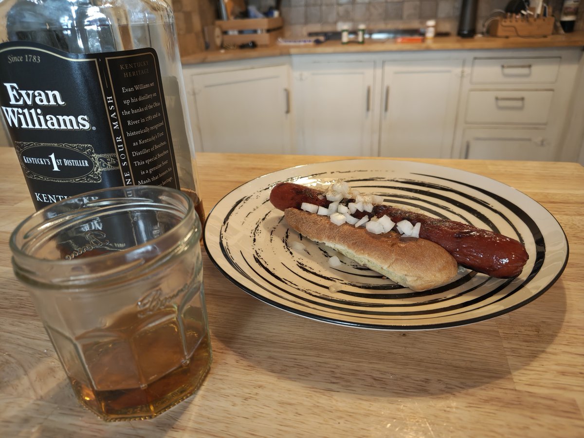 curtisleach's tweet photo. Not quite as nice visually, but hey. And yes, there is ketchup and mustard under the hot dog...Costco dogs are just too damn big. https://t.co/u8lNuGJ3AF