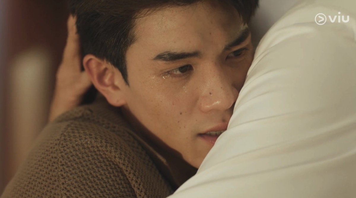 Nong4thsocute's tweet photo. ยกให้ซีนนี้เป็นเดอะเบสเดอะเบสเดอะเบสซีนของ ep นี้จิงๆ ร้องไห้เกือบตายกับการแสดงของน้องโฟ้ดกับคุณอั๋น #TicketToHeavenFinalEP

ร้องไห้ตั้งแต่ซีนแทนรักมาสารภาพบาปกับคุณพ่อหลังจากผ่านไป 20 ปี แต่คุณพ่อยังจำเสียงของแทนรักได้เสมอ แล้วภาพตัดไปเมื่อ 20 ปีก่อนคุณพ่อเปิดประตูมาเจอแทนรัก แล้วแทนรักยืนไหว้น้ำตาคอล ทั้งๆที่แทนรักหนีไป กลับมาก็เลือกที่จะไม่บวชต่อแล้ว 

แต่คำพูดที่ออกมาจากปากคุณพ่อมีแค่ ‘ไม่เป็นไรแทนรัก ไม่เป็นไร’ คุณพ่อรู้และเข้าใจแทนรักทุกๆอย่าง ไม่เคยโกรธแทนรักแม้แต่นิดเดียว ไม่ถามอะไรซักคำ ไม่มีคำต่อว่า มีแค่ไม่เป็นไร กับสายตาที่ยังเอ็นดูแทนรักเหมือนเดิม มันเหมือนคำที่ปลดล็อคแทนรักจิงๆนะ แล้ว 20 ปีที่แล้วคุณพ่อพูดยังไง 20 ปีผ่านไปก็ยังเป็นเหมือนเดิมคือไม่เป็นไรแทนรัก ให้แทนรักปล่อยวางเรื่องที่แบกเอาไว้มาตลอดได้แล้ว

คือร้องไห้เกือบตายจิงๆ ยิ่งตัดไปฉากตอนเด็ก ตอนเป็นเด็กเณรและตอนปัจจุบันคือ ไม่ไหวอะ คุณพ่อก็ยังเป็นคุณพ่อ ที่เป็นเสมือนญาติผู้ใหญ่ 1 เดียวของแทนรัก ที่คอยเป็นห่วงและเอ็นดูแทนรักเสมอ ไม่ว่าแทนนักจะเลือกทางไหน คุณพ่อก็ไม่เคยโกรธ และรักและหวังดีกับแทนรักเสมอเลย 😭😭😭