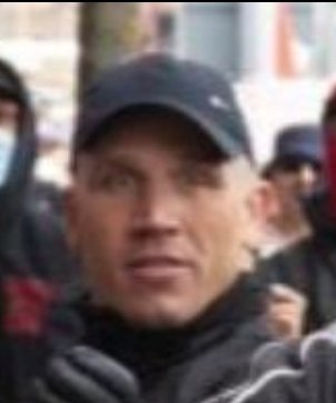 Spreebabylon's tweet photo. Sollte doch wohl nicht schwer sein für die Polizei, auch diesen Mann zu finden, der bei der Treibjagt auf das Apollo-Team beteiligt war👇 https://t.co/Tc8OrQSN4j