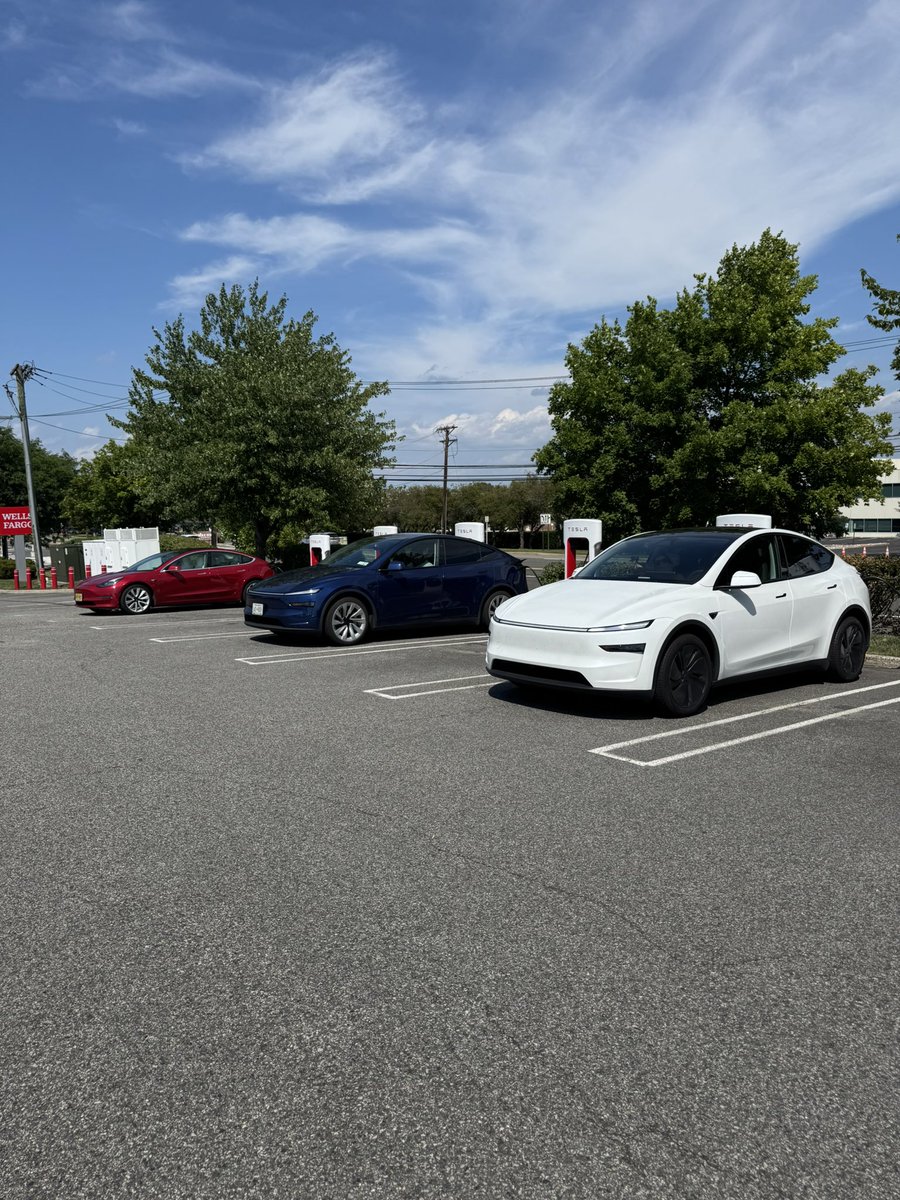 Dragotto's tweet photo. Pulled up to supercharge the @Tesla on July 4th.

Couldn’t resist  🇺🇸 https://t.co/rIWIAHS6uP