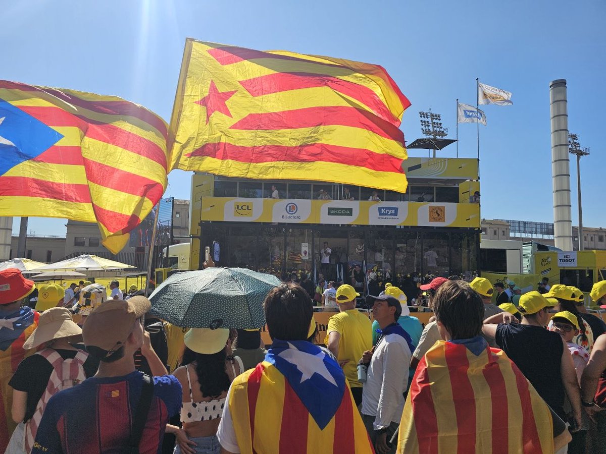 assemblea's tweet photo. Barcelona, un cop més, plena d'estelades.

Vam SER-HI quan va venir el Papa. HI SOM avui que arriba el Tour i HI SEREM cada dia fins que siguem independents.

Ni normalitzats ni pacificats. Independència o decadència! https://t.co/eVTJVboGqJ