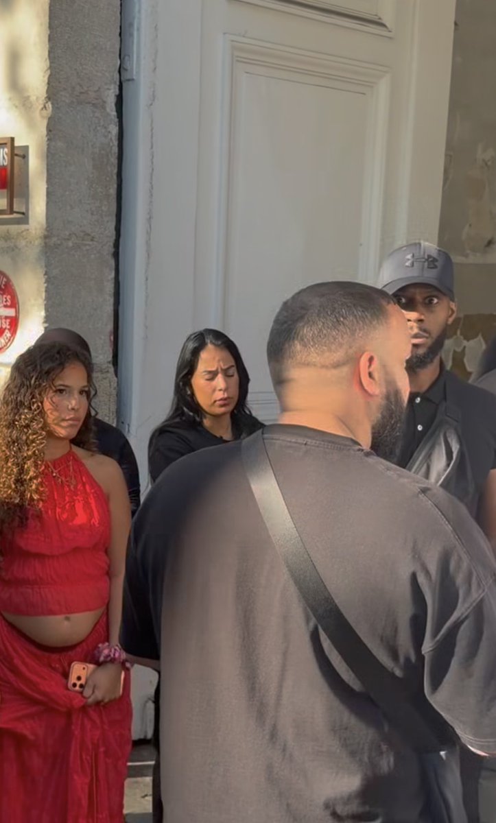 GizemAycaneh's tweet photo. Au popup de #poupettekenza j’ai retenu que ce vigile eh pourquoi il est toujours choqué ?? Genre il regarde comme ça ?? 
👁️ 👃🏿👁️ #popup #kenzabenchrif #poupette https://t.co/PXa5pGPGDI