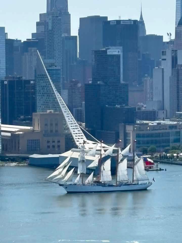 SilvanaNHR's tweet photo. No puedo dejar de compartir a nuestra Esmeralda en el aniversario 250 de EEUU en NY 🗽 https://t.co/GOQ5mVn0Jy
