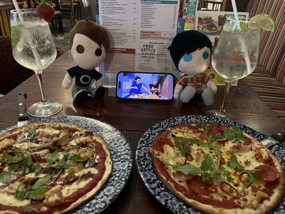 dayaswifts's tweet photo. @danielhowell @AmazingPhil perfect timing https://t.co/GjvSpe6JaK