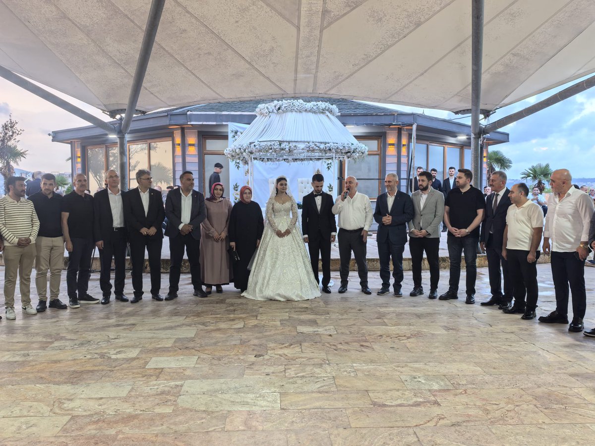 akgencgebzee's tweet photo. İlçe Başkanımız Recep Kaya,İlçe Gençlik Kolları Başkanımız Av. Bilal Durmuş Kurt,Mahalle Başkanımız Turhan Alkan,Yönetimimiz ve meclis üyemiz ile birlikte; Darıca İlçe Yöneticisi Hızır Bilgin’in çocukları 
Gökcen &amp; Batuhan çiftinin mutluluklarına şahitlik ettik.

#akgencgebze https://t.co/94Mnf9IRlA