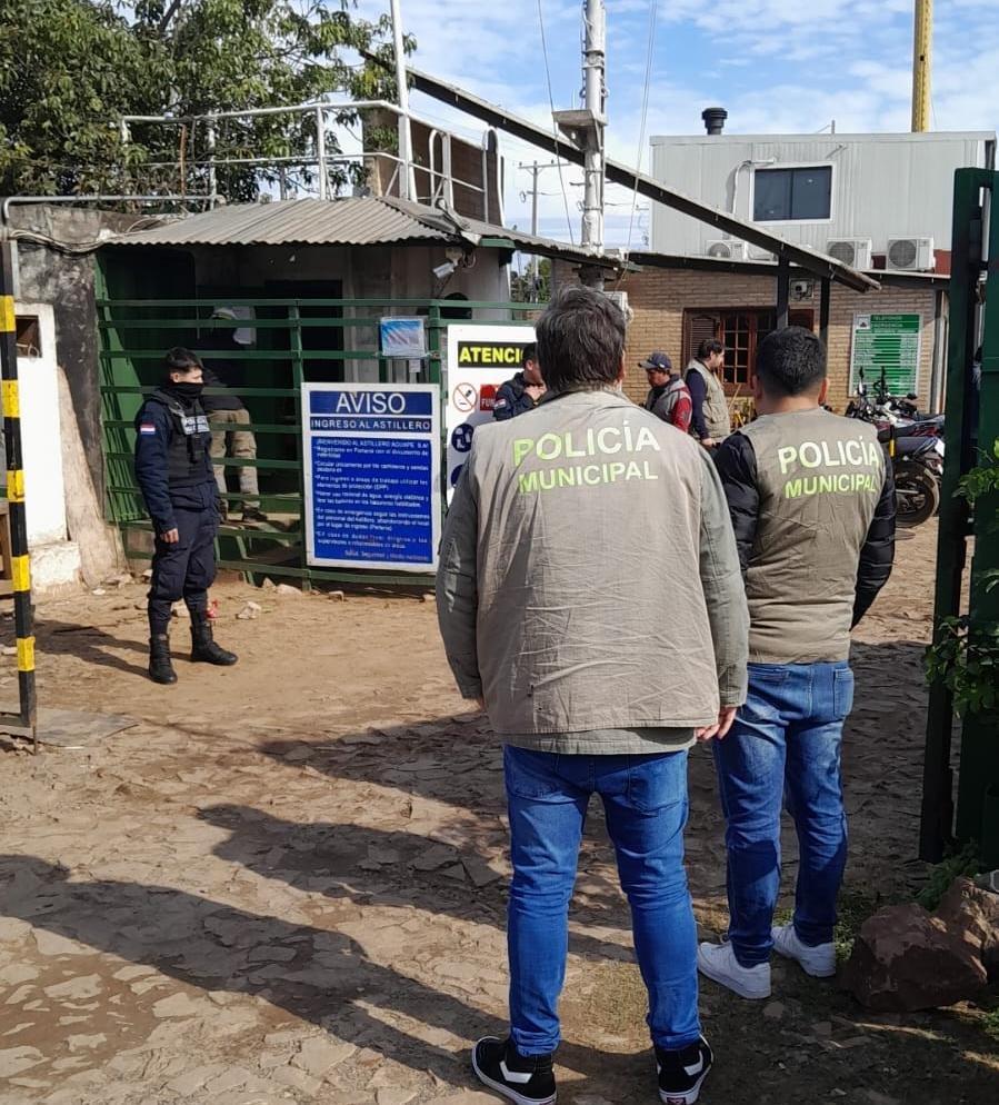 luisbello_asu's tweet photo. Direcciones municipales desplegadas: 

1. La Policía Municipal de Tránsito (PMT), para agilizar el desplazamiento de ambulancias, bomberos y equipos de rescate.
2. La Policía de Vigilancia, la Asesoría Jurídica, la Dirección de Obras Particulares y la Dirección de Gestión Ambiental, para colaborar en el proceso de verificación y revisión de las medidas de seguridad que correspondan.
3. El área social, para brindar contención y acompañamiento a las familias y pobladores afectados.
4. Asimismo, me comuniqué con la presidenta del Cuerpo de Bomberos Voluntarios del Paraguay y con el presidente del Cuerpo de Bomberos Voluntarios de Asunción para poner a disposición todos los recursos municipales que sean necesarios.