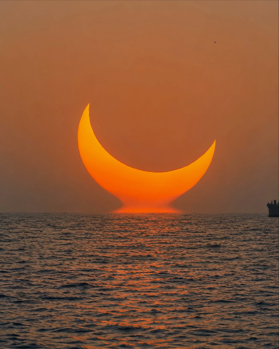 aestheticsguyy's tweet photo. The sun turned into fiery horns 🔥 https://t.co/9LSr8Zv9yO