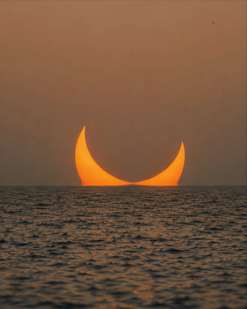 aestheticsguyy's tweet photo. The sun turned into fiery horns 🔥 https://t.co/9LSr8Zv9yO