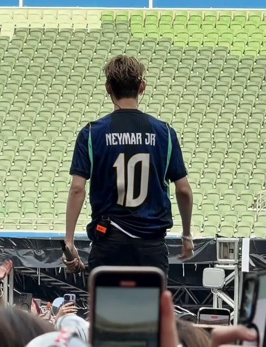 EN7ernally's tweet photo. ni-ki wearing neymar jr #10 jersey while jay wearing vini jr #7 jersey ⚽️ https://t.co/mEyzsX8ypF