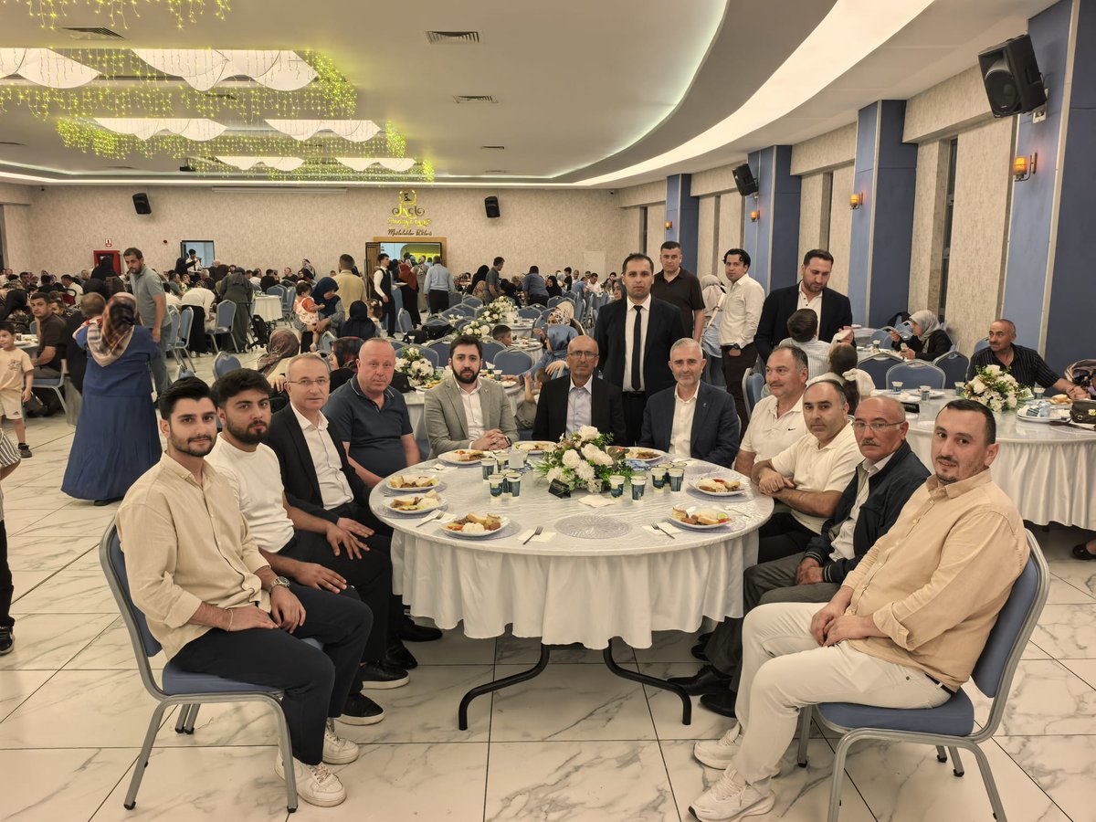 akgencgebzee's tweet photo. İlçe Bşk Recep Kaya,İlçe Gençlik Kolları Bşk Av.Bilal Durmuş Kurt,Mahalle Bşk Ali Özdemir,Yönetimimiz ve meclis üyemiz ile birlikte; önceki dönem Adem Yavuz mahalle bşk Mustafa Şimşek’in çocukları Rukiye &amp; Cemil çiftinin düğün cemiyetine katılım sağladık.

#akgencgebze https://t.co/Sbdy6WIQdX