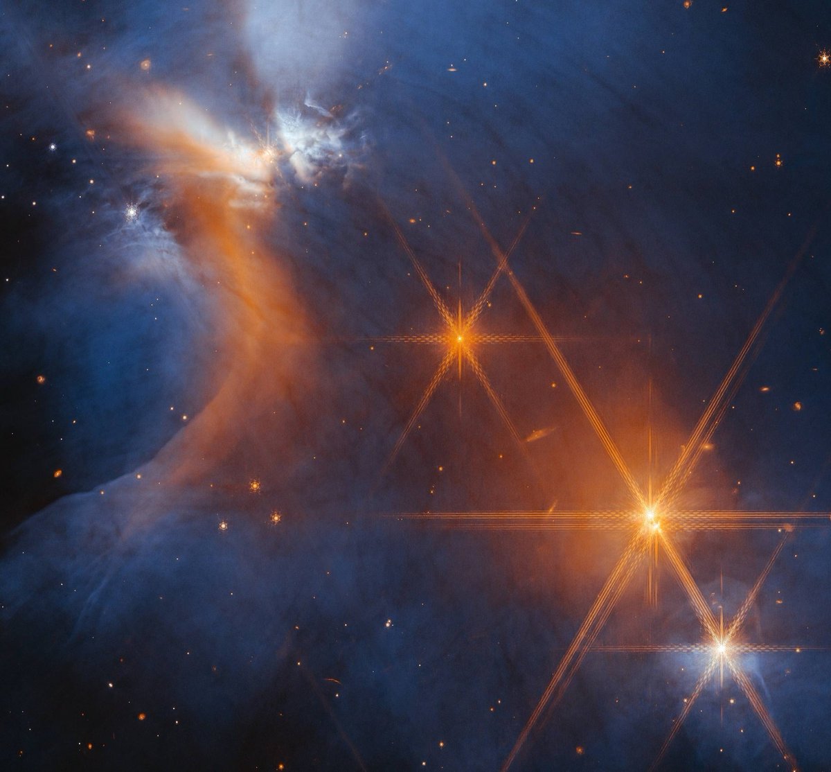 astronomytodayy's tweet photo. A stunning image captured by the James Webb Telescope's NIRCam instrument! 🔭

The image shows the central region of the dark molecular cloud Chamaeleon I, located 630 light-years away.

The cloud's cold material is illuminated in infrared light by the young protostellar object Ced 110 IRS 4, while light from background stars reveals the presence of radiation-absorbing ices.