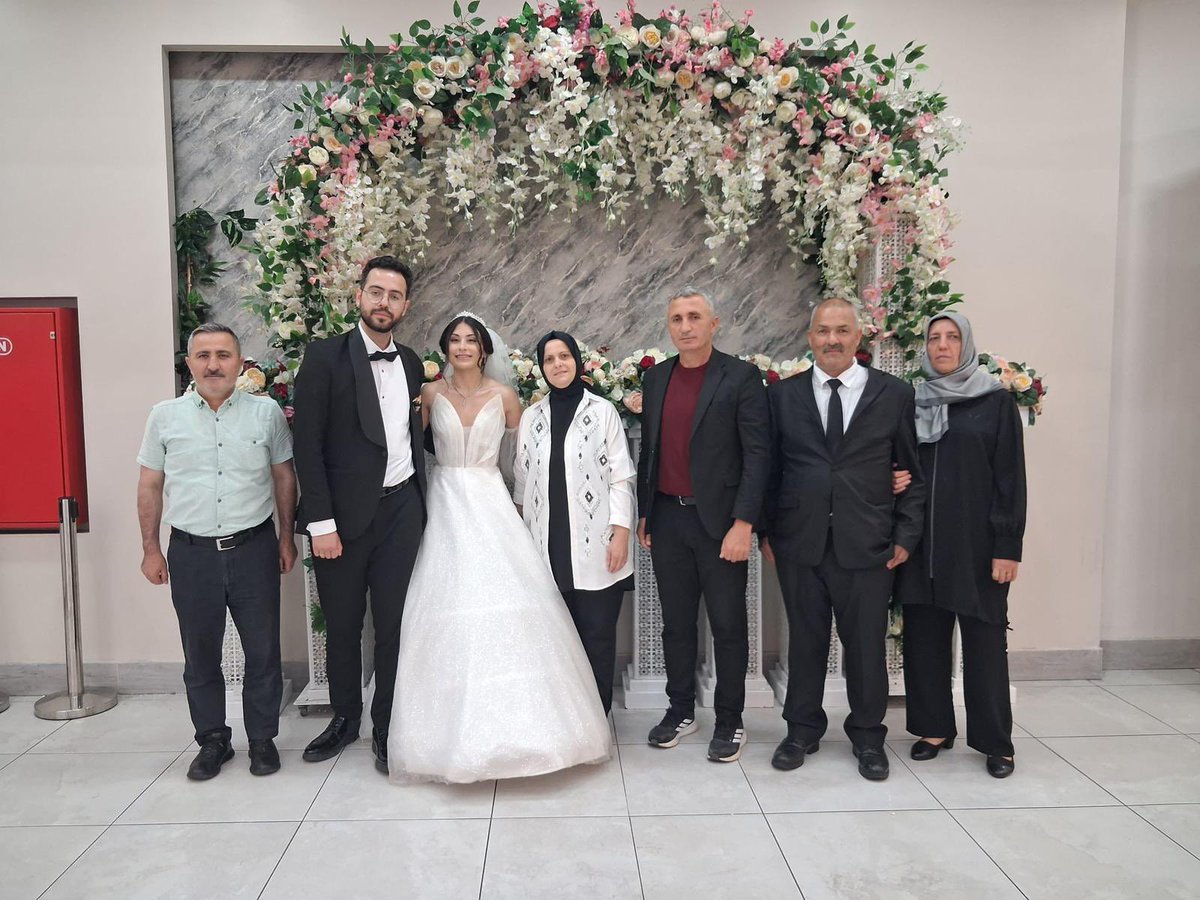 AkPartiDerincee's tweet photo. İlçe Yöneticilerimiz Çiğdem Tok,Tarkan Alşan Meclis Üyemiz Niyazi Yağız ile birlikte düğün cemiyetlerine katıldığımız Dilara&amp;Yusuf çiftimizi tebrik ediyor,ömür boyu mutluluklar diliyoruz.

#AkPartiDerince🇹🇷
@mstftrpn https://t.co/LXxPIHEqNw
