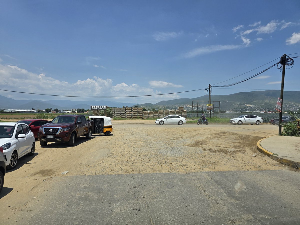 RIVAC_OAX's tweet photo. Excelentes obras en el Puente de la exgarita 
Magnífico libramiento de millones y les falto este pedazo 
#Oaxaca 
@Gob_Xoxocotlan 
@salomonj 
#Oaxaca https://t.co/RBPcF4CxNm