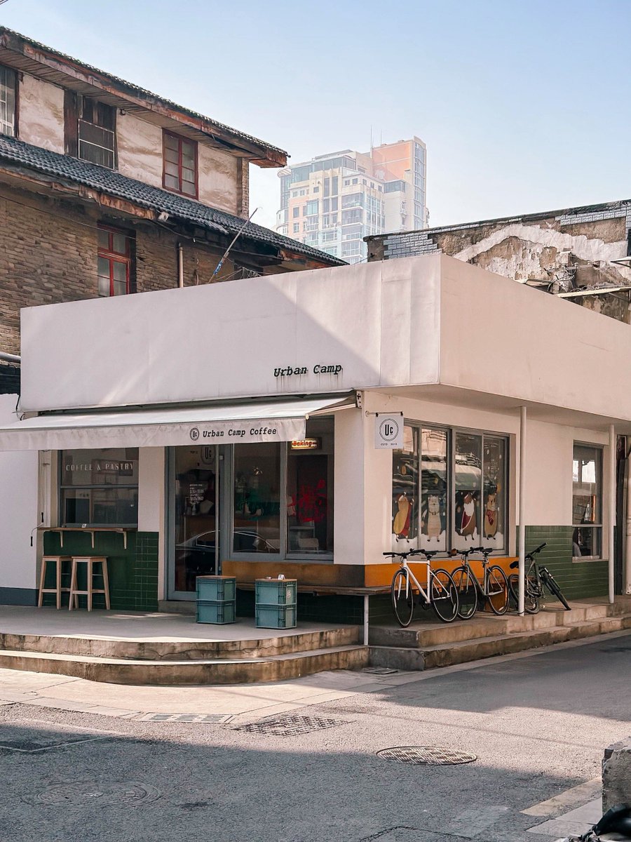 MDrgne's tweet photo. Just tried the city’s first open-air bookstore café—sipping cold brew under string lights, flipping pages with fresh breeze. Pure weekend bliss!， https://t.co/hCBim0XdAa