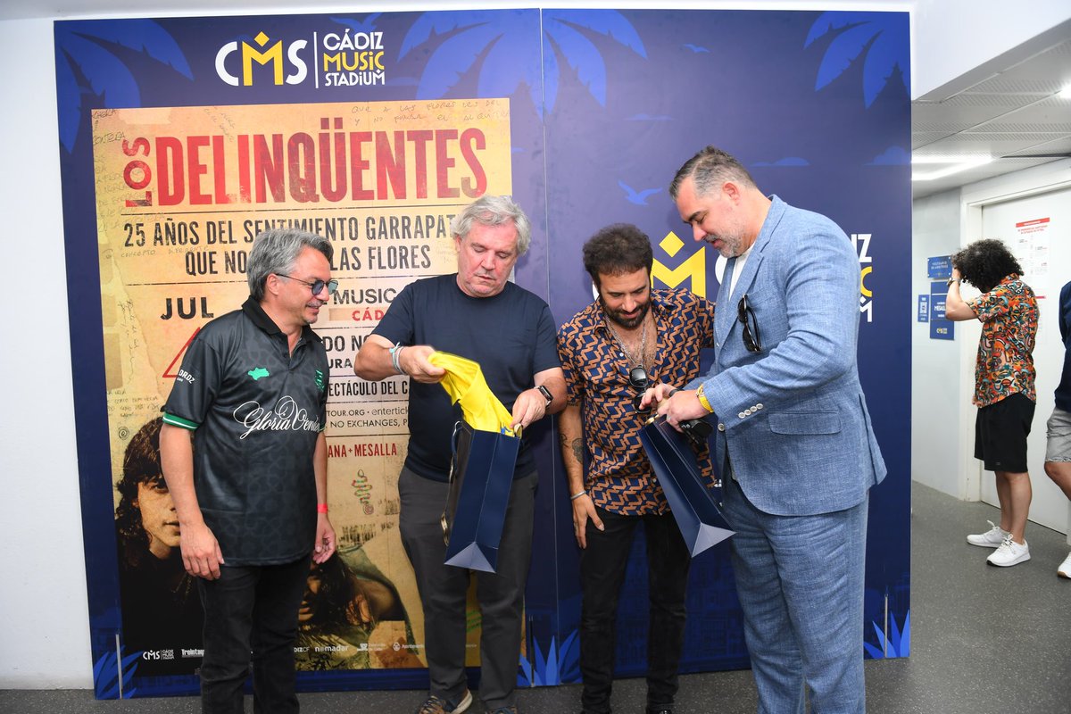Cadiz_CF's tweet photo. Ya están Los Delinquentes perfectamente equipados en el JP Financial Estadio para el concierto @cadizmusicstad que arranca a las 22h https://t.co/mp9VguBBSJ