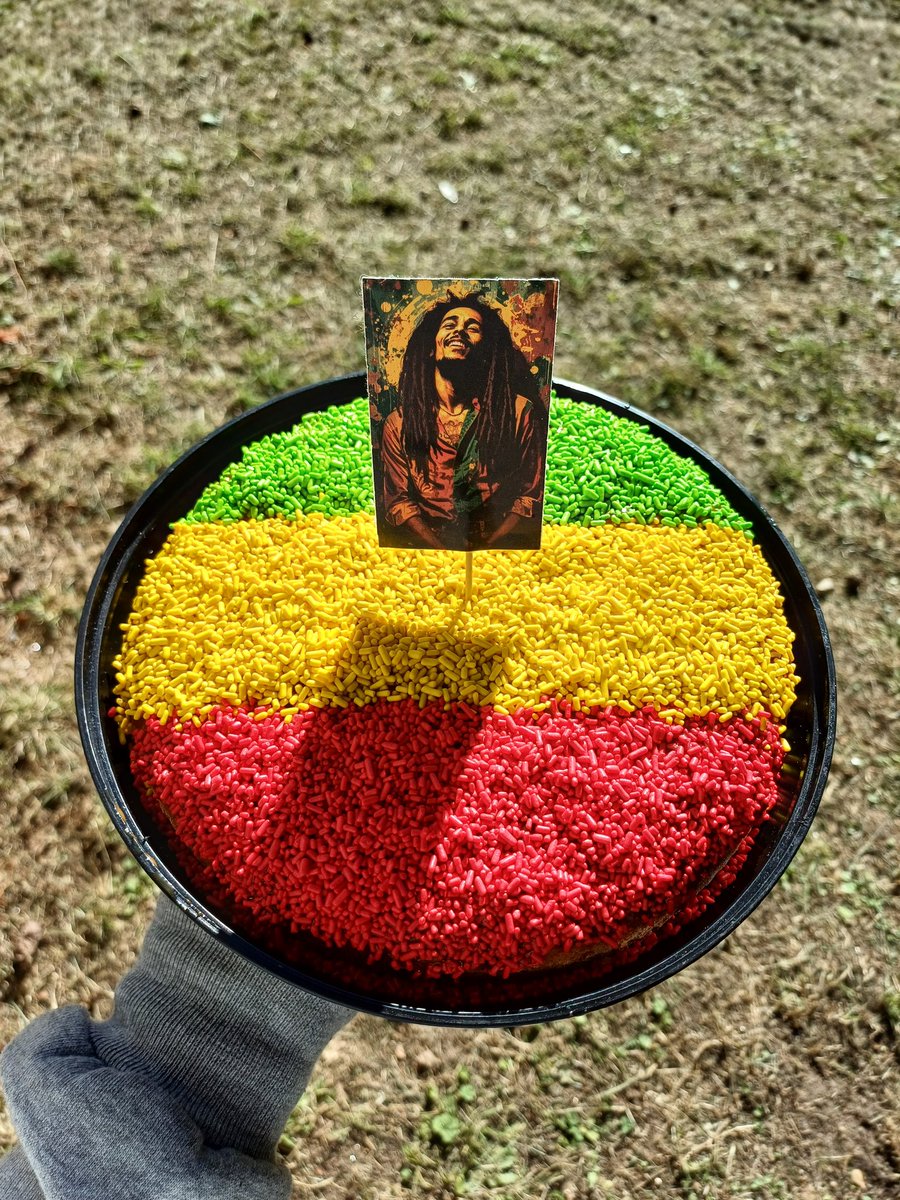 OctavioFunes14's tweet photo. #sabadoentn hola buenas tardes vamos argentina que manera de sufrir torta de Bob Marley que tengan uno lindo sábado saludos a toda mi familia y toda la gente de punta alta y los que ven TN desde Tanti Córdoba 🇦🇷💚💛❤️✌️🤙 @todonoticias https://t.co/zBTk3s6cgd