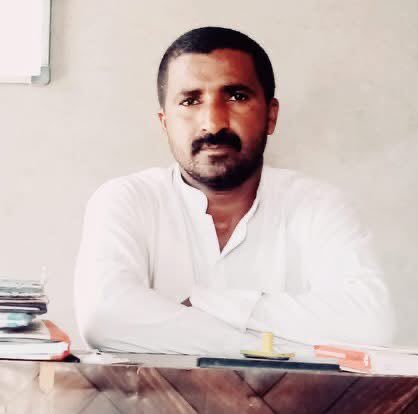 SammiBaluch's tweet photo. مشکے سے تعلق رکھنے والے عبدالحق بلوچ، جو سولہ سال سے جبری طور پر لاپتہ رمضان بلوچ کے چھوٹے بھائی تھے، اپنے خاندان کے ساتھ کئی برسوں سے گوادر میں مقیم تھے اور معمارِ نو اکیڈمی کے پرنسپل لتھے، آج ان کی مسخ شدہ لاش برآمد ہوئی ہے۔

عبدالحق بلوچ کو رواں سال فروری میں جبری طور پر لاپتہ کیا گیا تھا اور کئی ماہ تک ان کے اہلِ خانہ کو ان کے بارے میں کوئی اطلاع نہیں دی گئی، اب ان کی مسخ شدہ لاش کا ملنا بلوچستان میں جاری جبری گمشدگیوں اور ماورائے عدالت قتل کے خطرناک اور مسلسل سلسلے کی ایک اور المناک کڑی ہے۔

عبدالحق صرف ایک استاد اور تعلیم یافتہ فرد  نہیں تھے، بلکہ وہ خود بھی اپنے جبری طور پر لاپتہ بھائی رمضان بلوچ کی واپسی کے انتظار اور اذیت میں زندگی گزار رہے تھے
اپنے بھائی کی جبری گمشدگی کے بعد انہوں نے اپنے بکھرے ہوئے خاندان کو سنبھالنے کی ذمہ داری اٹھائی، اور اپنے گھر والوں کے لیے سہارا بنے رہے، مگر آج وہی عبدالحق بلوچ جو سولہ برس سے اپنے بھائی کی راہ تک رہے تھے، خود جبری گمشدگی کا شکار ہونے کے بعد مسخ شدہ لاش کی صورت میں اپنے خاندان کو واپس لوٹائے گئے۔