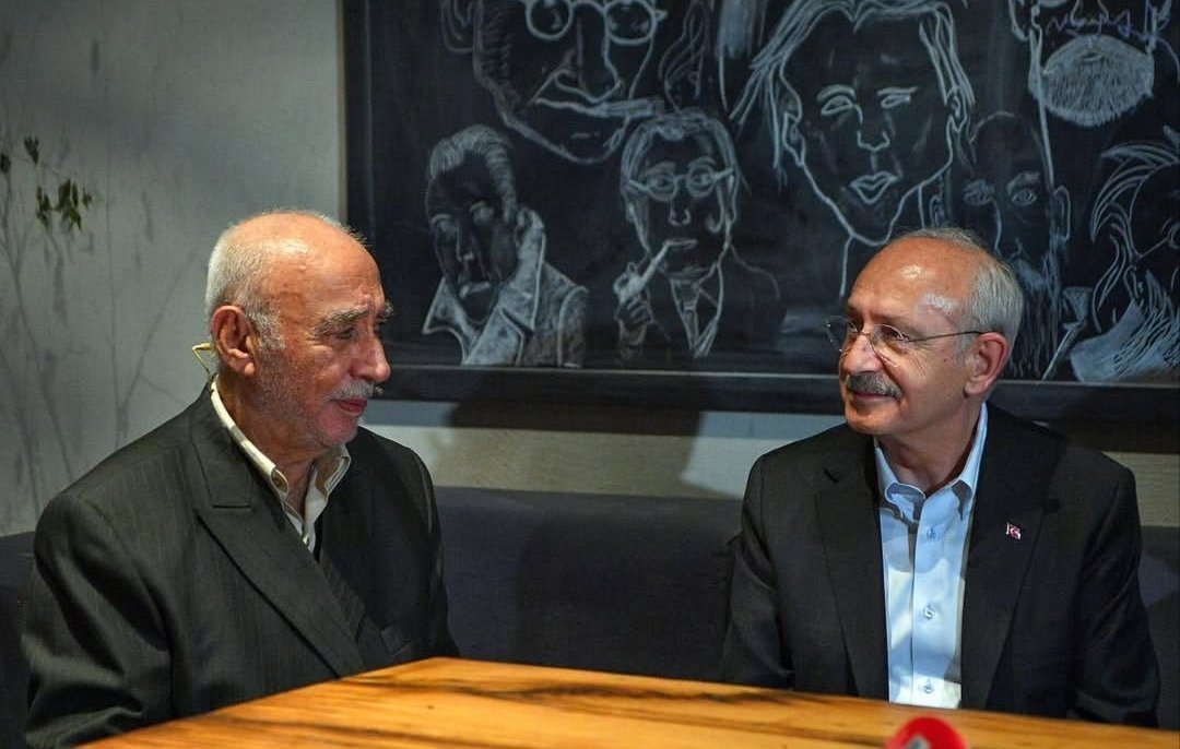 kk_gundem's tweet photo. İki çınar yanyana..

Kemal Kılıçdaroğlu, Şener Şen'in tiyatro oyunu sonrası birlikte sohbet ettiler. https://t.co/CG40k4pO32