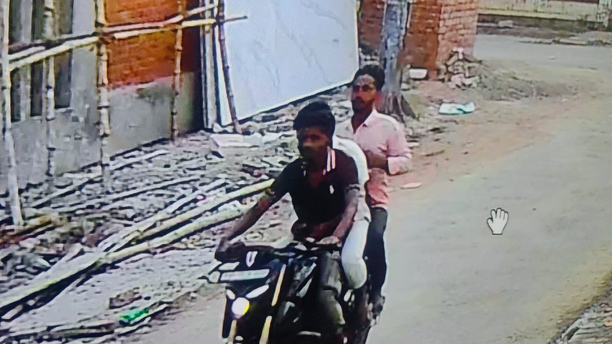 imranindiatv's tweet photo. झूसी मे महिला से चेन छीन कर भागे बदमाश CCTV मे हुए कैद 
@DCPCityPrj https://t.co/PdW5g2cyoD