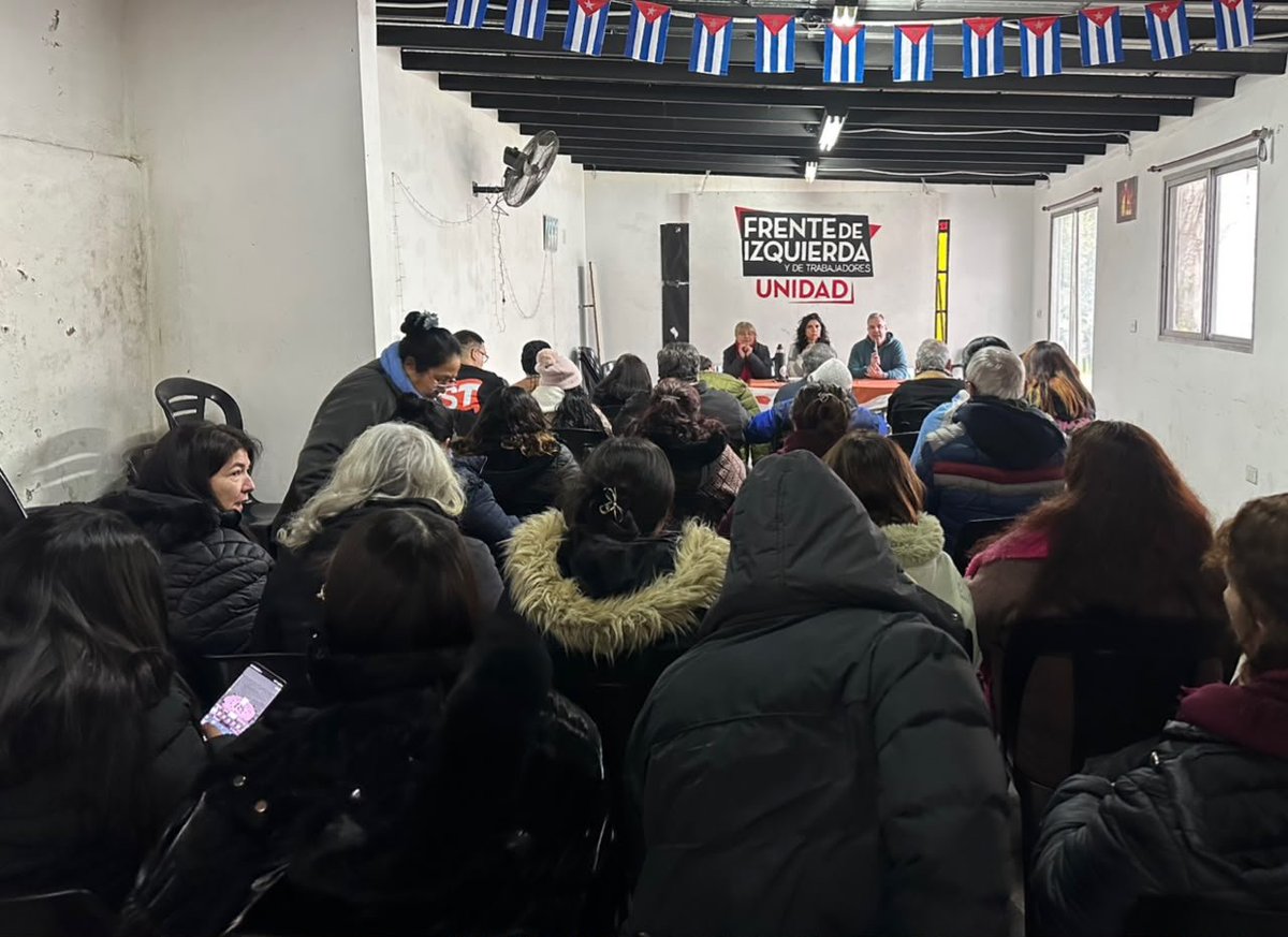 PeriodismoDeIzq's tweet photo. ⭕ En Quilmes empezó la Asamblea Abierta del MST en el Frente de Izquierda Unidad con la participación de la diputada electa @Cele_Fierro https://t.co/xSs0tS86le